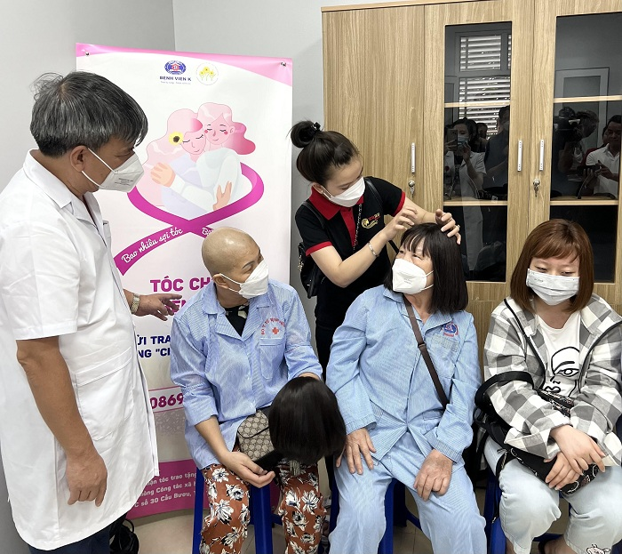 Tặng tóc cho bệnh nhân ung thư